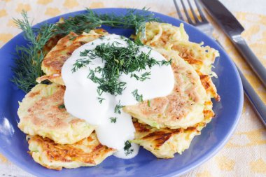 ekşi krema ile kızarmış kabak börek 
