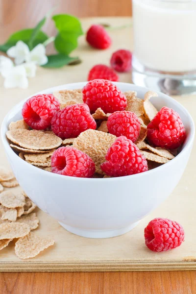 Cornflakes dengan raspberry — Stok Foto