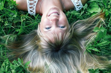 gülümseyen kız çim üzerinde yalan  