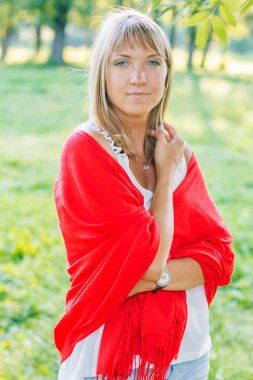 genç kadın bir parkta poz 