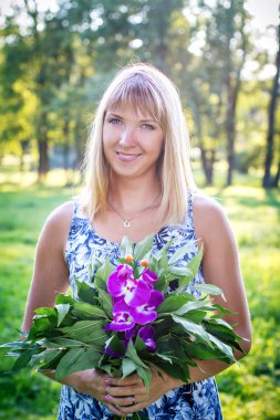 Yaz parkındaki genç kadın.