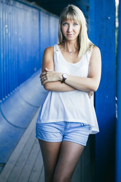 若い女性ポーズ壁背景 — ストック写真