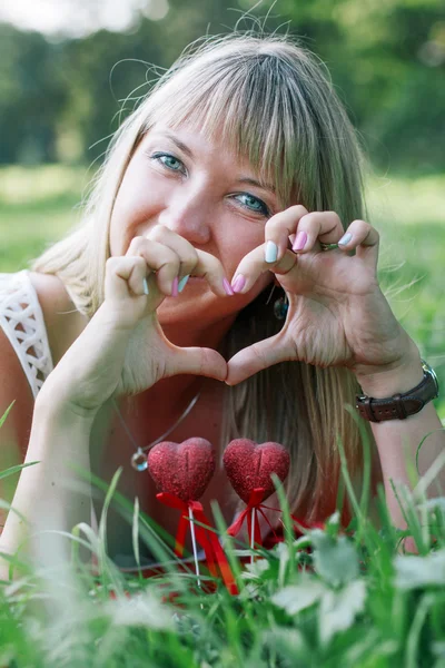 Jonge vrouw weergegeven: hart teken — Stockfoto