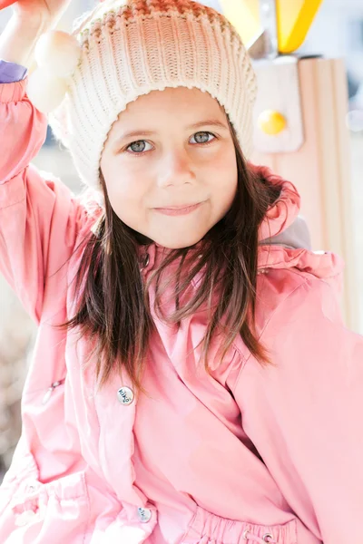室外肖像的可爱的小女孩 — 图库照片