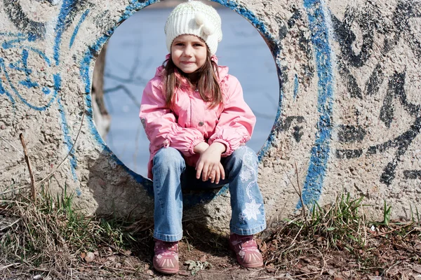 Cute little girl playing outdoor — Stock Photo, Image