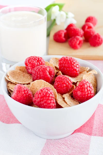 Copos de maíz con frambuesas — Foto de Stock