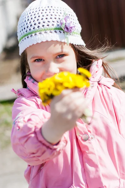 Malá holčička dává kytice — Stock fotografie