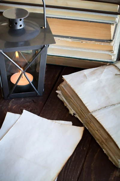 Hojas viejas de papel, libros y velas — Foto de Stock