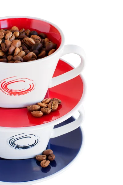 Stapel voor twee kleurrijke cups met koffiebonen — Stockfoto