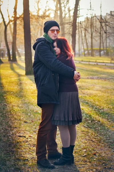 Jong paar in liefde lopen in de herfst park — Stockfoto