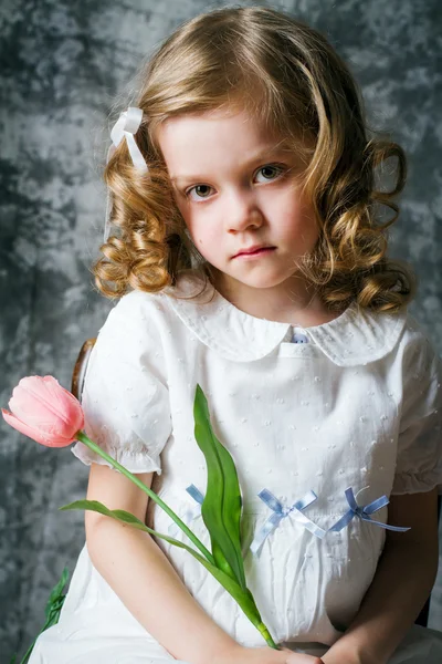 Porträtt av curly girl med tulpaner — Stockfoto