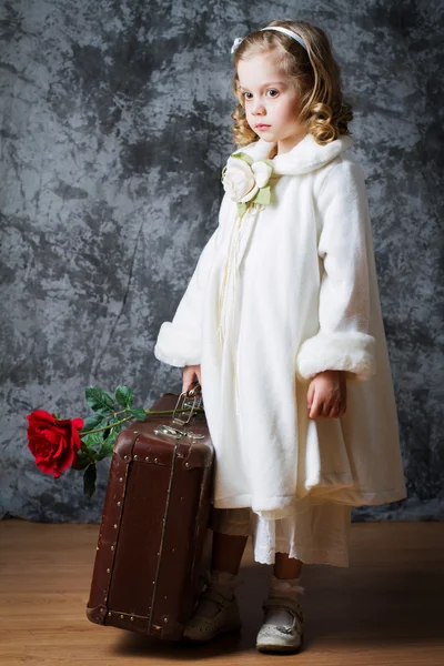 Schattig klein meisje in een witte jas — Stockfoto