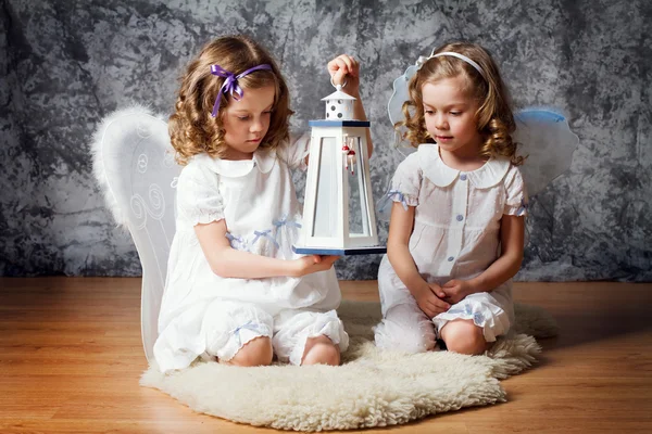 Two sisters with angel wings — Stock Photo, Image