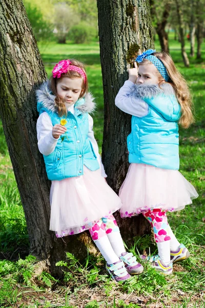 Twee kleine zusters in park — Stockfoto