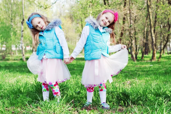 Dvě malé holčičky v parku — Stock fotografie