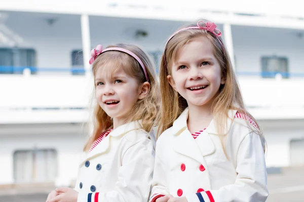 两个小姐妹在一个航海主题的衣服 — 图库照片