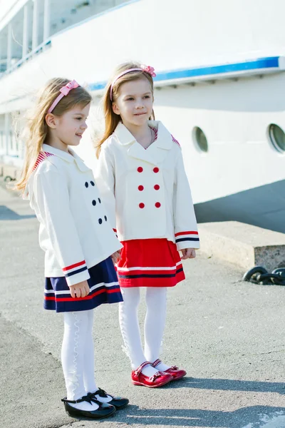 Twee kleine gelukkig meisjes in de haven — Stockfoto
