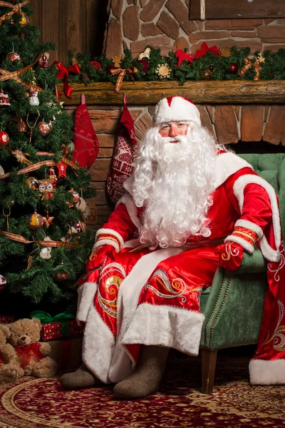 Vrolijke Santa Claus zitten in zijn stoel — Stockfoto