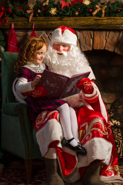 Babbo Natale e bambina lettura libro — Foto Stock