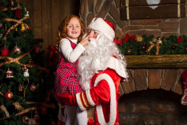 Noel Baba tutan eller mutlu küçük kız.
