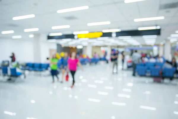 Blurred background : Traveler at airport terminal blur backgroun — Stock Photo, Image