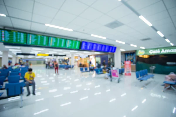 Blurred background : Traveler at airport terminal blur backgroun — Stock Photo, Image