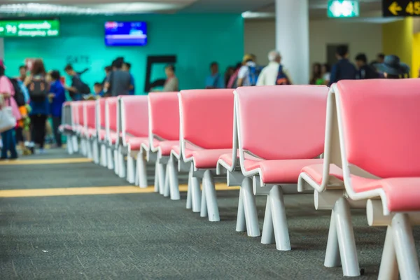 Bench in the terminal of airport. empty airport terminal waiting — Stock Photo, Image