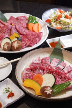 Ishigaki üstten görünüm, pişmemiş et siyah adam ile yakından