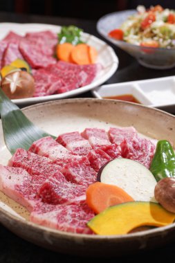 Ishigaki üstten görünüm, pişmemiş et siyah adam ile yakından