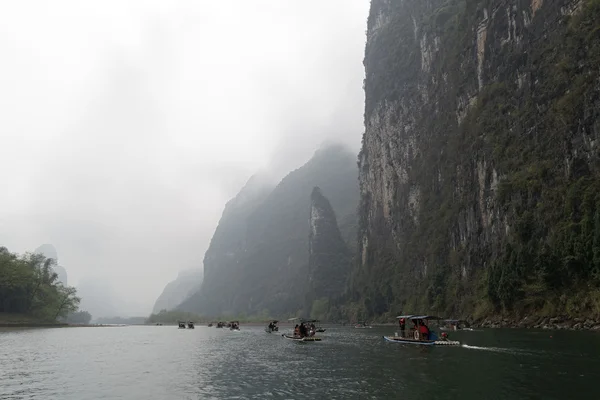 Li River scenery sight with fog in spring, Guilin, China — Stock Photo, Image