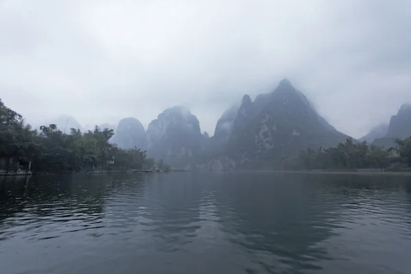 Li rivier landschap zicht met mist in voorjaar, guilin, china — Stockfoto