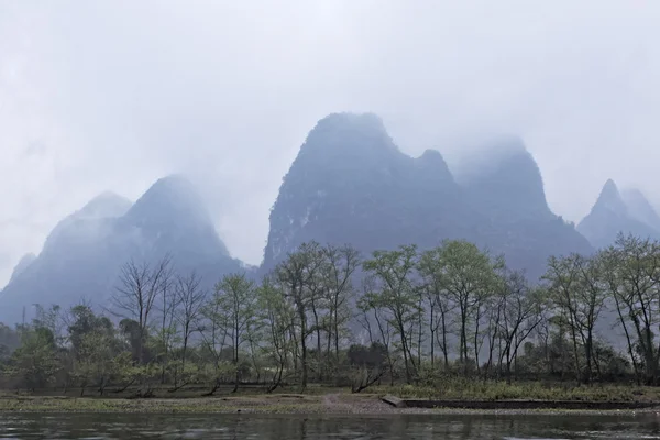 春、桂林、中国で霧で李川風景光景 — ストック写真