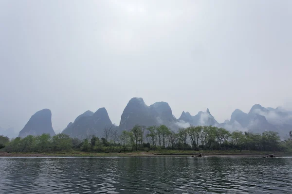 Li rivier landschap zicht met mist in voorjaar, guilin, china — Stockfoto