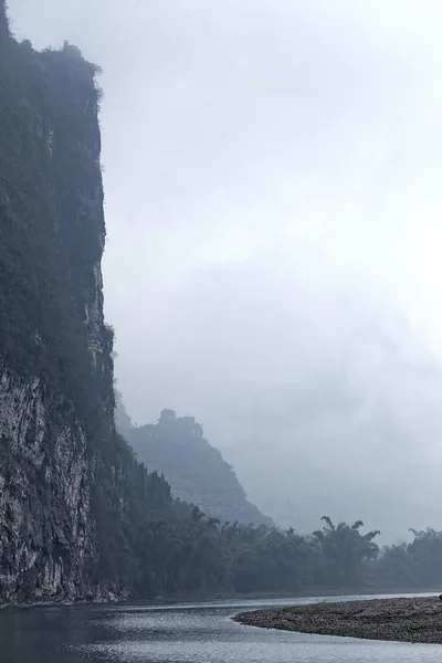 Vista del paisaje del río Li con niebla en primavera, Guilin, China — Foto de Stock