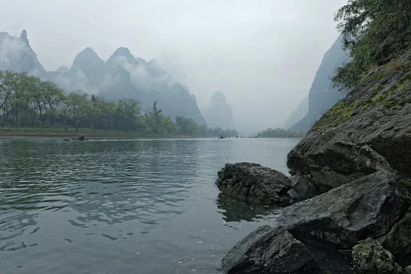 Paysage de la rivière Li vue avec brouillard au printemps, Guilin — Photo