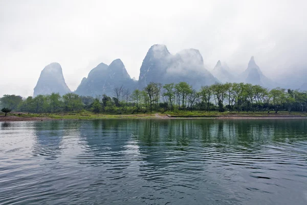 Li rivier landschap zicht met mist in voorjaar, guilin, china — Stockfoto