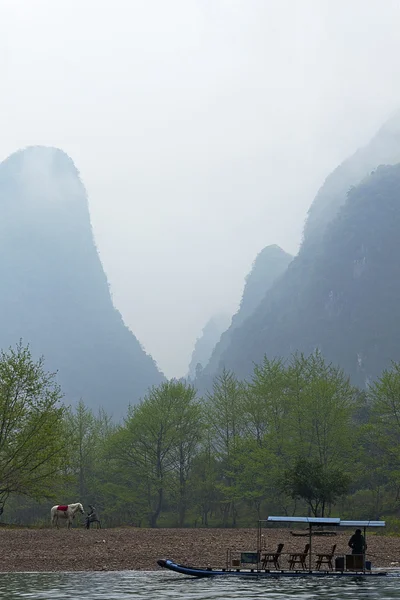 李河，桂林，中国，22 日，3 月，到 2014 年，小船在漓江帆 — 图库照片