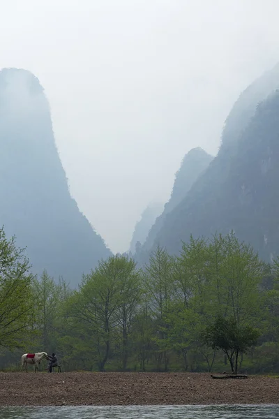 Río Li paisaje vista con niebla en primavera, Guilin —  Fotos de Stock
