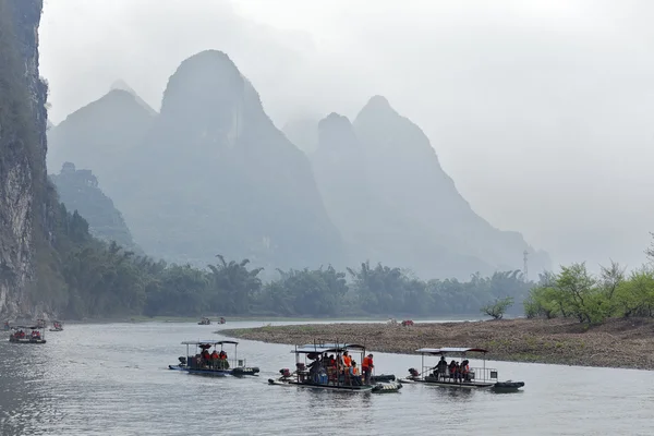 李河，桂林，中国，22 日，3 月，到 2014 年，小船在漓江帆 — 图库照片