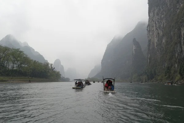 Li rivier, guilin, china, 22, maart 2014, boten varen in li rivier — Stockfoto