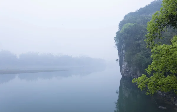 李江和悬崖风景与雾在春天, 桂林, 志 — 图库照片