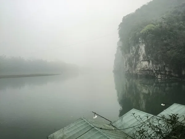 Li-floden landskap syn med dimma på våren, Guilin — Stockfoto