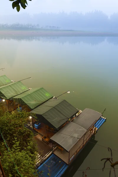 Río Li, barcos paisaje vista con niebla en primavera, Guilin, China —  Fotos de Stock