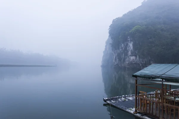 漓江，雾在春天，桂林，中国船只风光景象 — 图库照片