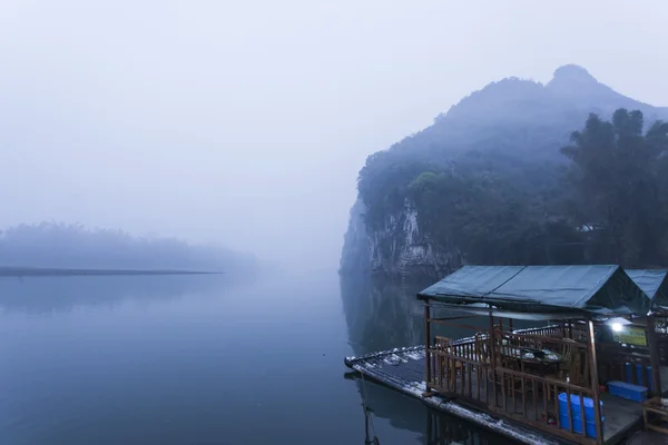 漓江，雾在春天，桂林，中国船只风光景象 — 图库照片