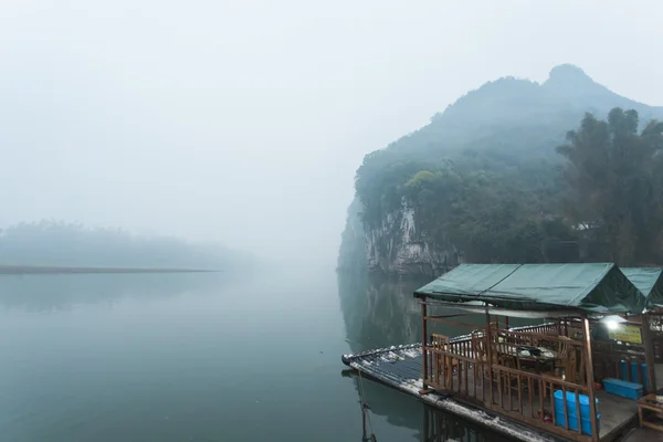 漓江，雾在春天，桂林，中国船只风光景象 — 图库照片