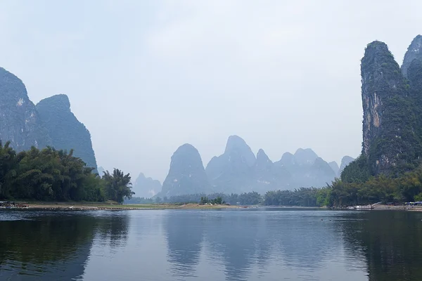 Li rivier landschap zicht met mist in voorjaar, guilin, china — Stockfoto