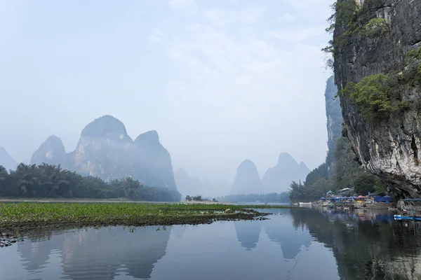 Li River landschap zicht met mist in het voorjaar van — Stockfoto