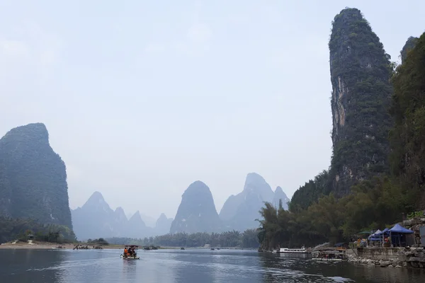 Vista del paisaje del río Li con niebla en primavera, Guilin, China —  Fotos de Stock