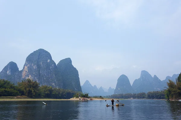 Vista del paisaje del río Li con niebla en primavera, Guilin, China —  Fotos de Stock